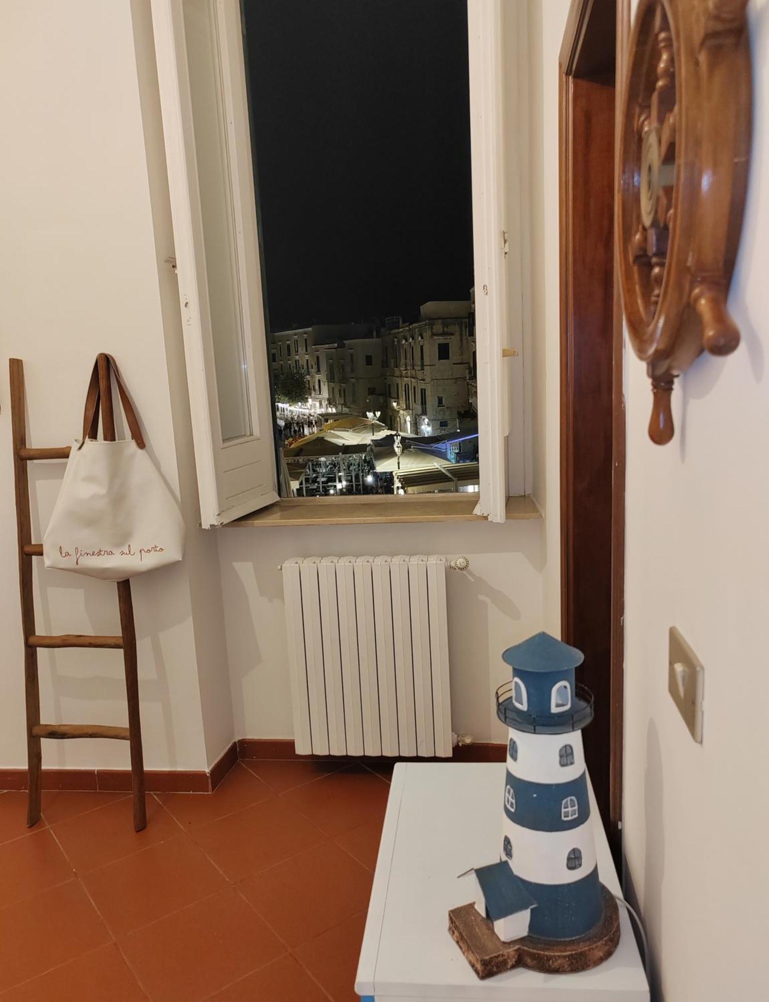 דירות טרני La Finestra Sul Porto מראה חיצוני תמונה