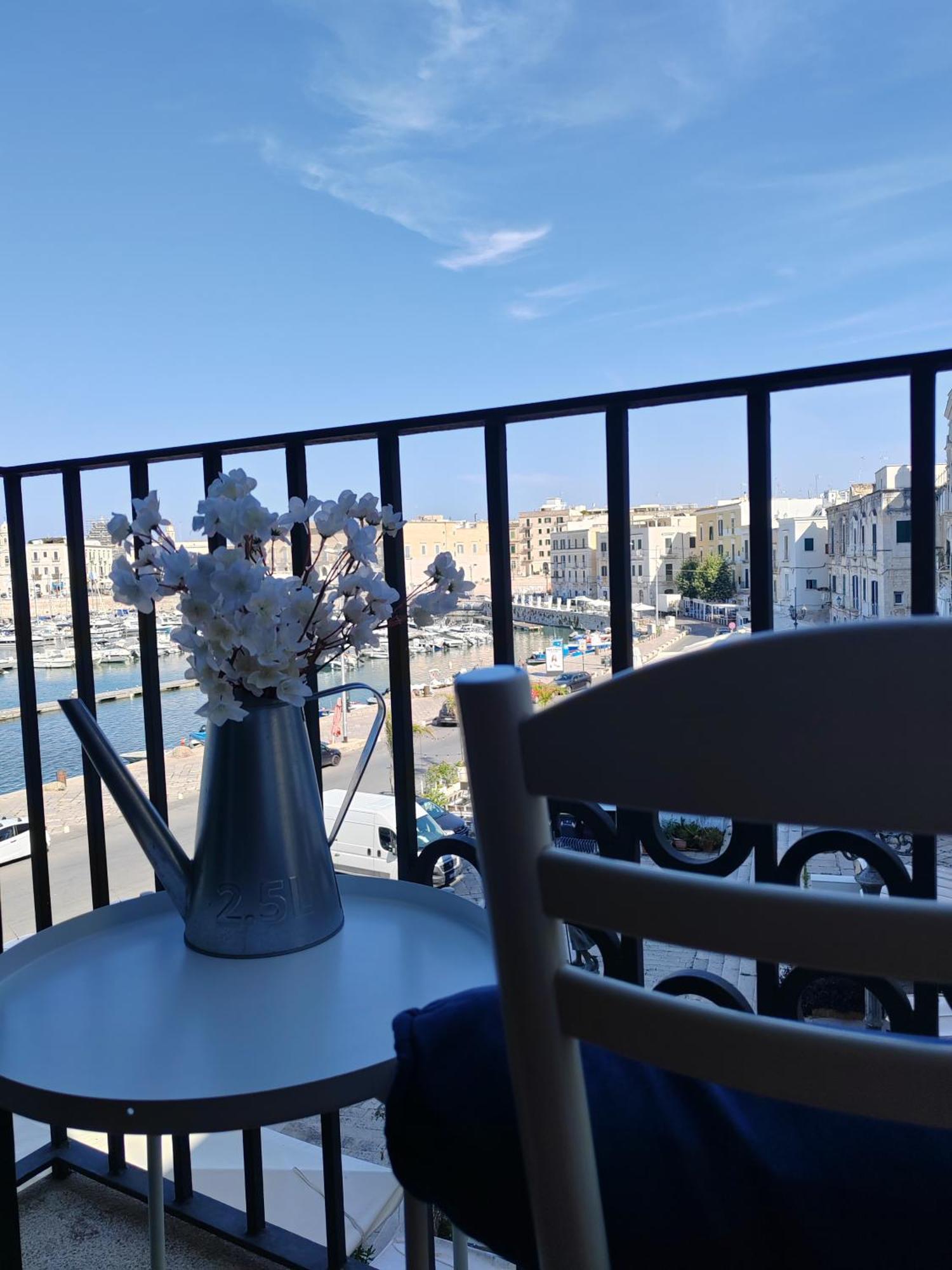 דירות טרני La Finestra Sul Porto מראה חיצוני תמונה